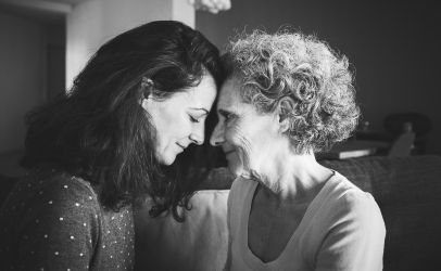 ¿Cómo hablo con mi abuela con Alzheimer?